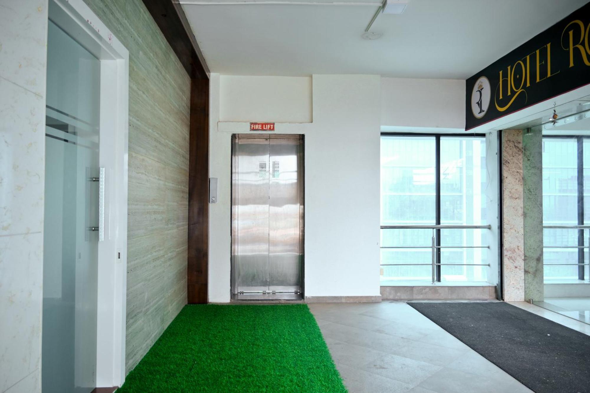 Hotel Royal Ican Sindhubhavan Road Amhedabad Dış mekan fotoğraf