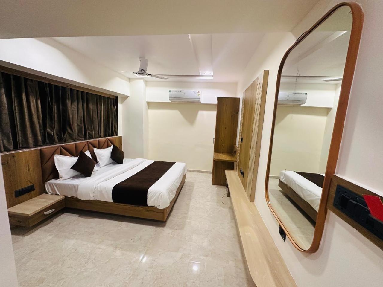 Hotel Royal Ican Sindhubhavan Road Amhedabad Dış mekan fotoğraf