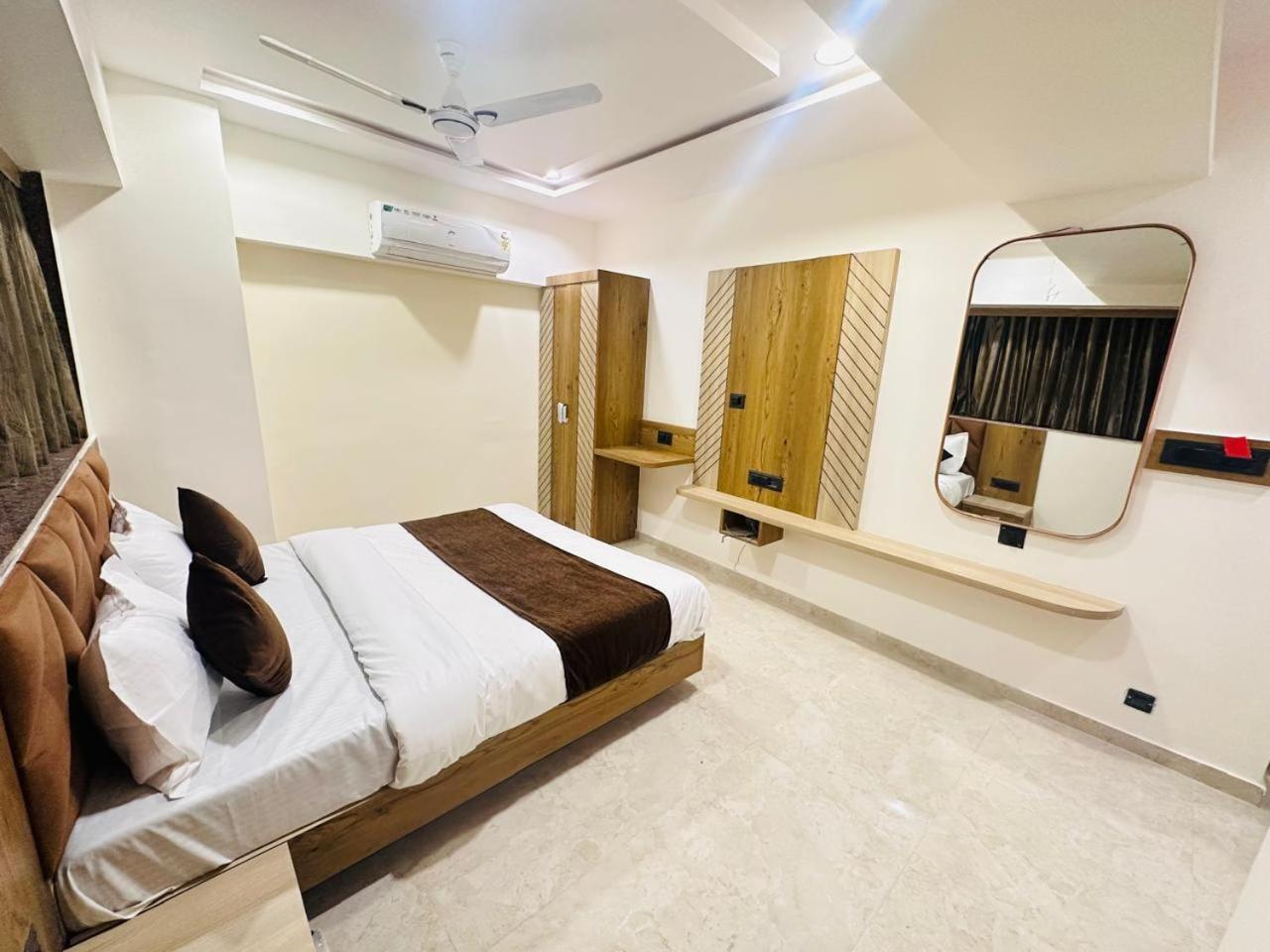 Hotel Royal Ican Sindhubhavan Road Amhedabad Dış mekan fotoğraf